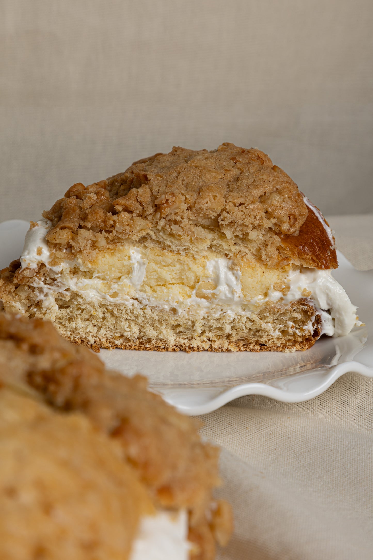 
                  
                    Rosca de Lotus y  Mousse de Macadamia
                  
                