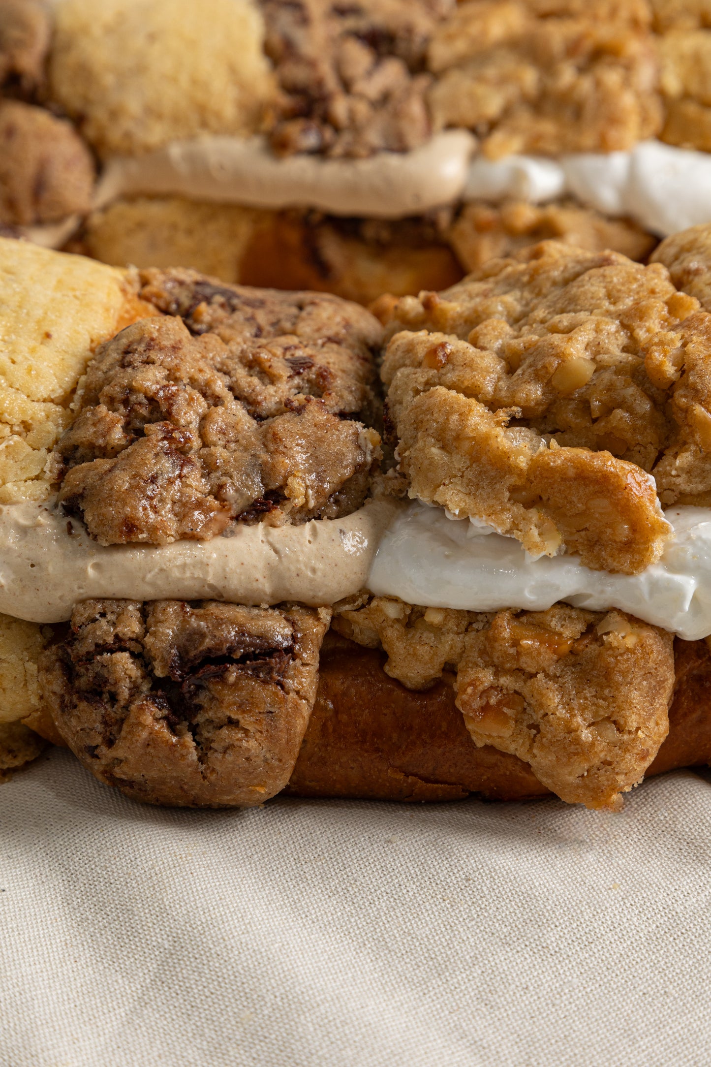
                  
                    Rosca de Lotus y  Mousse de Macadamia
                  
                