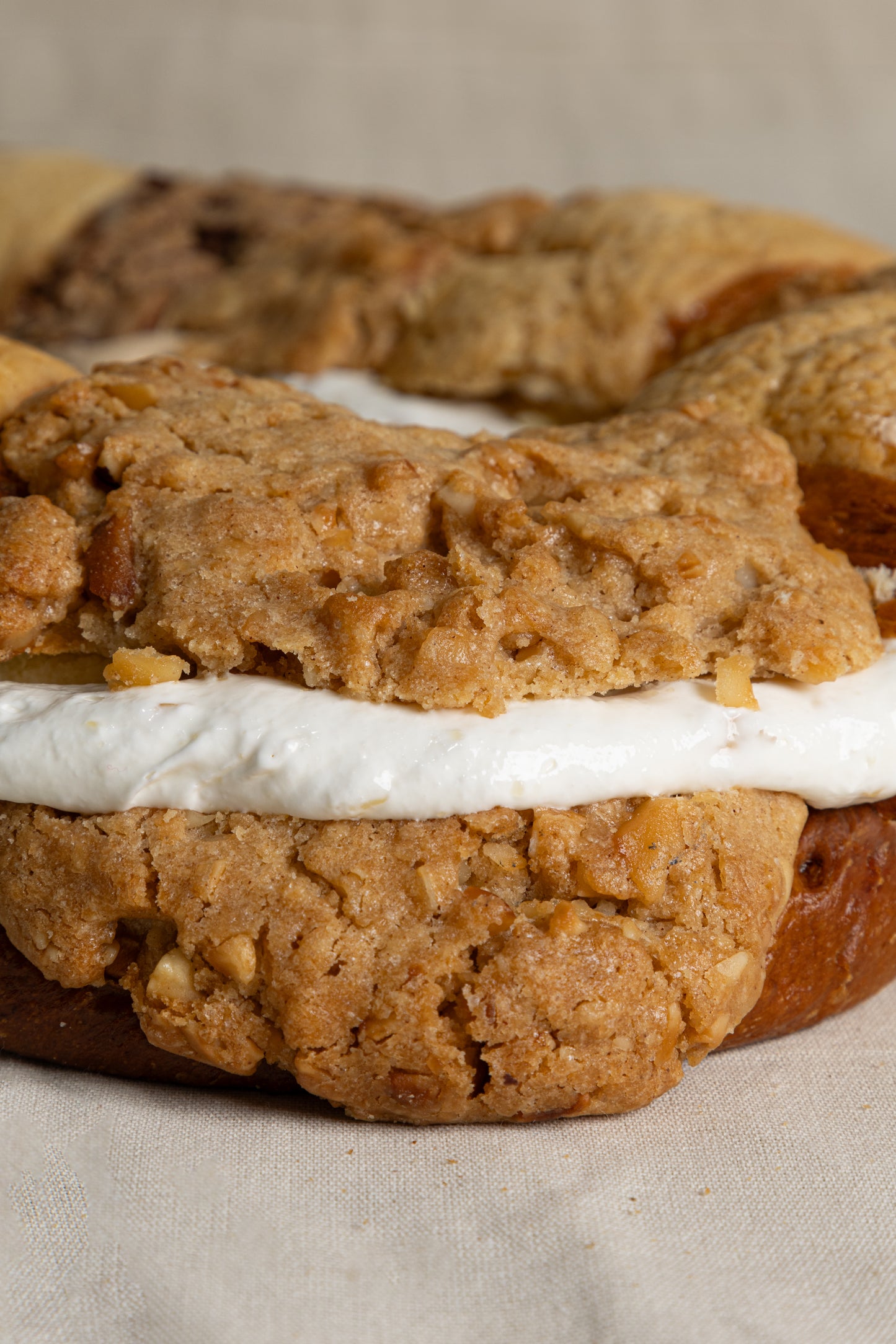 
                  
                    Rosca de Lotus y  Mousse de Macadamia
                  
                