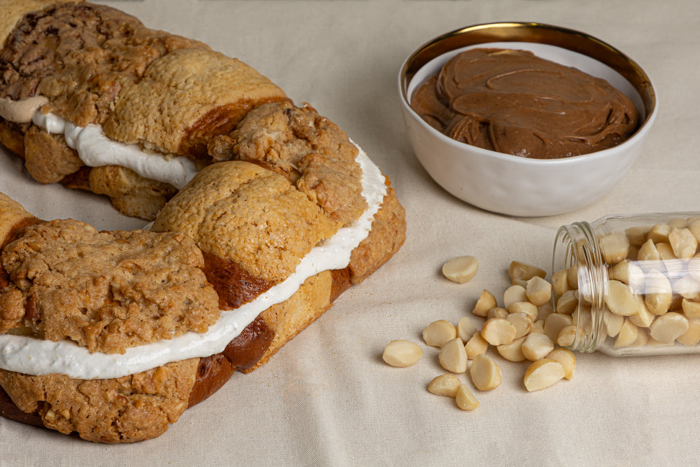 
                  
                    Rosca de Lotus y  Mousse de Macadamia
                  
                