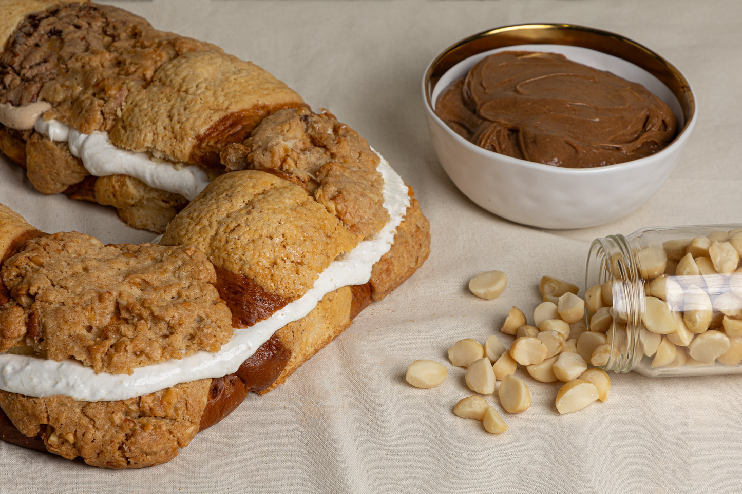 
                  
                    Rosca de Lotus y  Mousse de Macadamia
                  
                