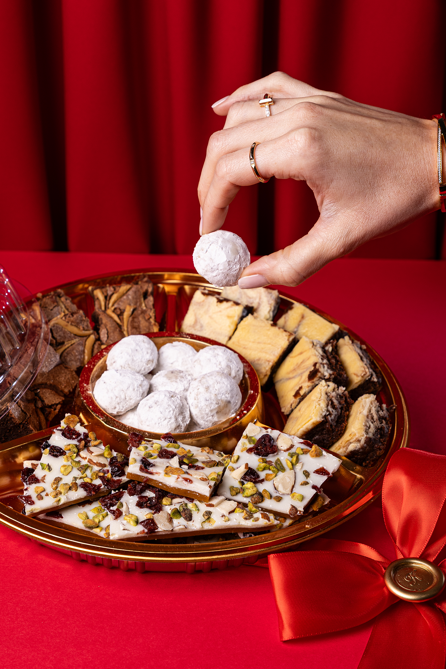 
                  
                    Charola Surtida de Postres
                  
                